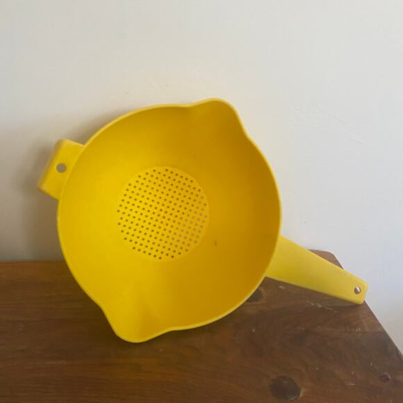 Vintage Tupperware Yellow Strainer with Handle - Picture 1 of 5
